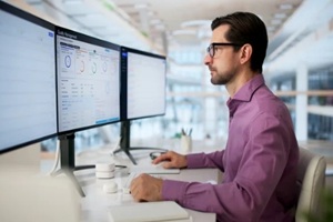 quality manager uses desktop software to track