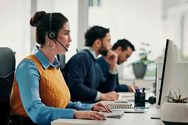 phone support helping clients over the phone