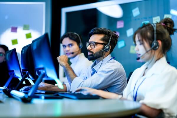 technical support specialist achieving first contact resolution (FCR) on complex software incident