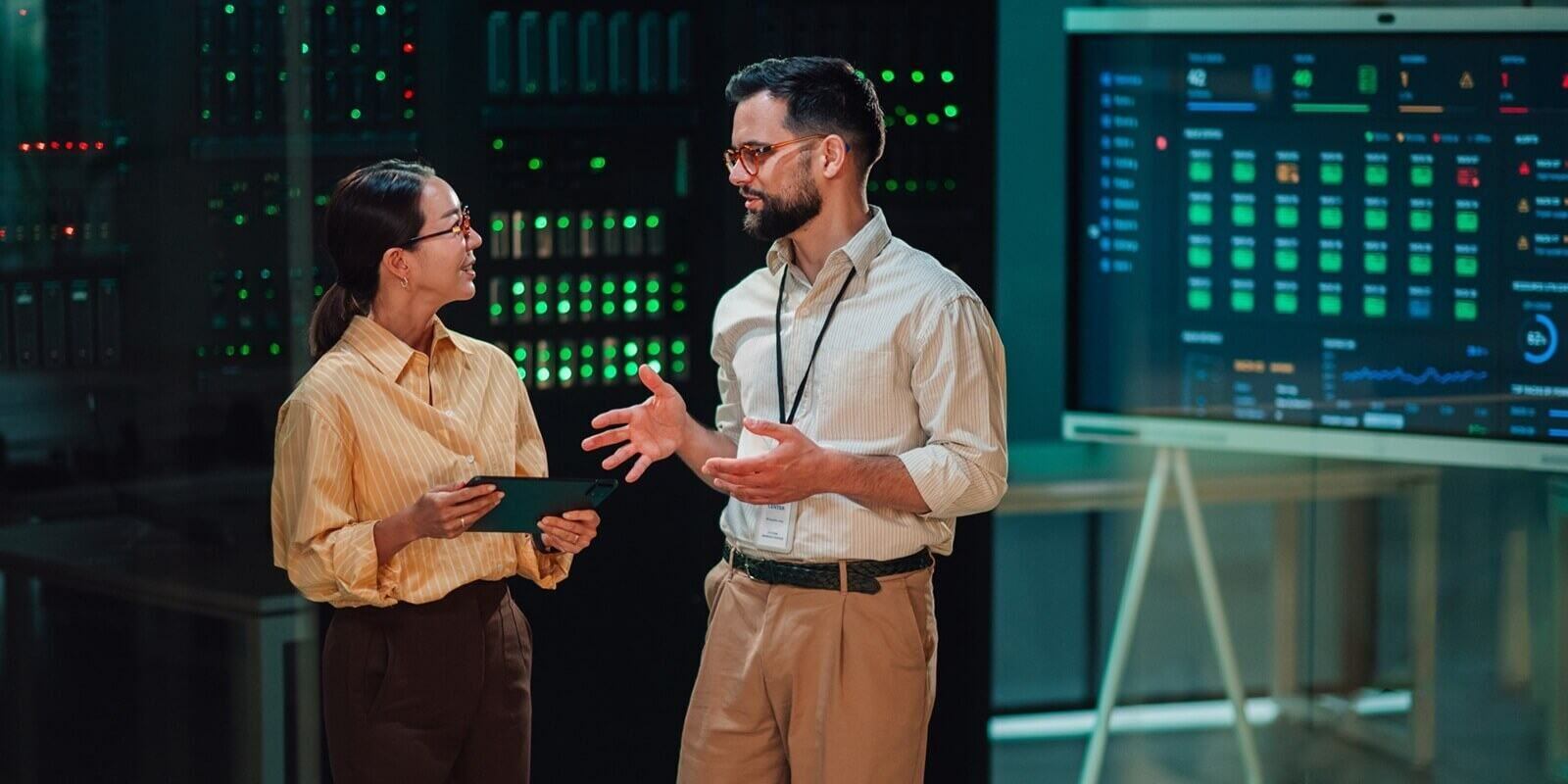it engineers discussing server performance in data center